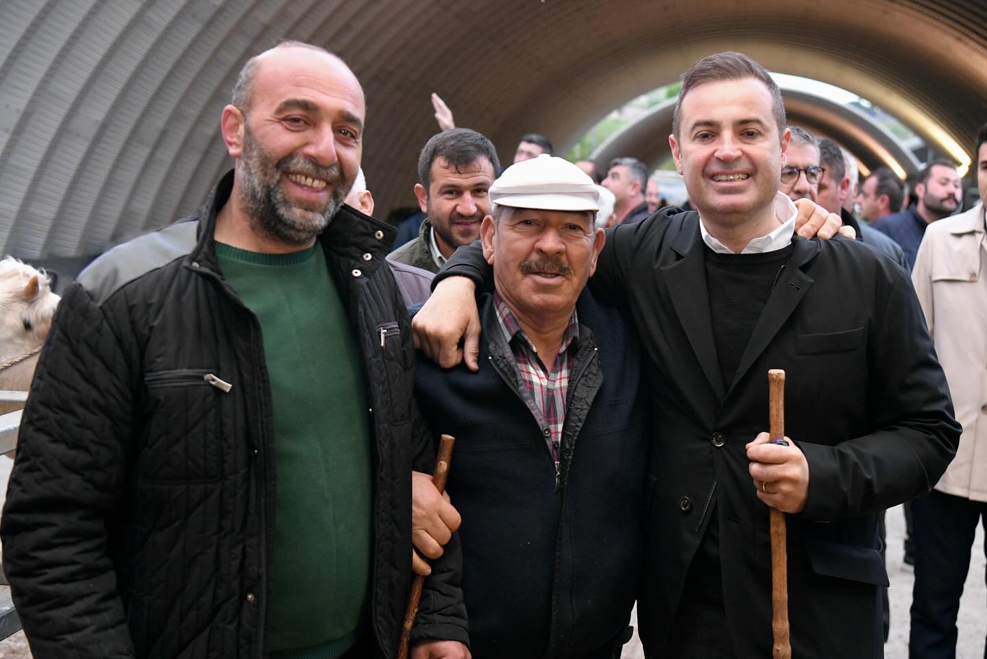 Balıkesir Büyükşehir Belediye Başkanı Ahmet Akın, günün erken saatlerinde hayvan pazarını ziyaret ederek yeni haftaya başladı.