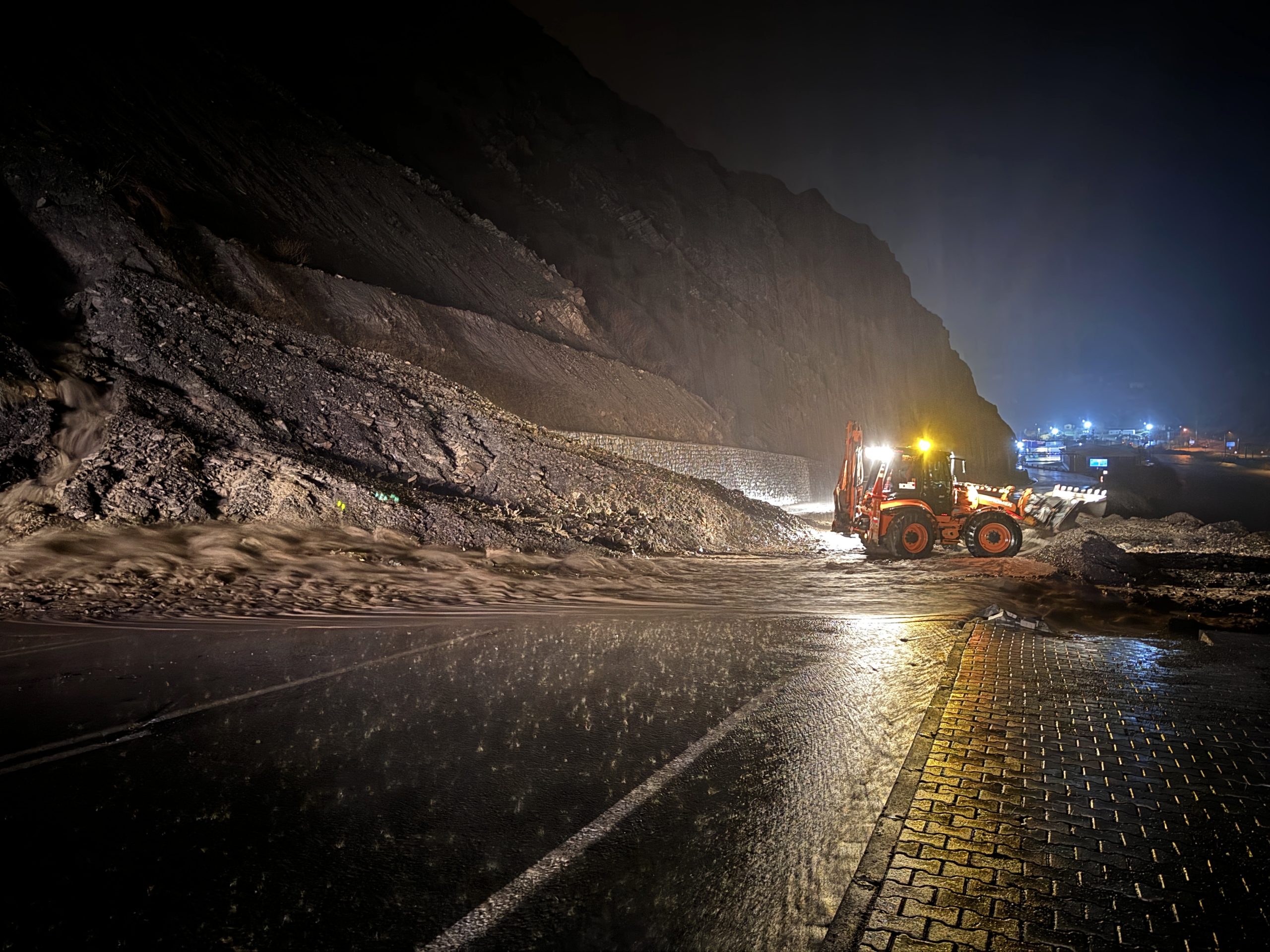 Hakkari-Van kara yolu 3 noktada meydana gelen heyelan nedeniyle kapandı