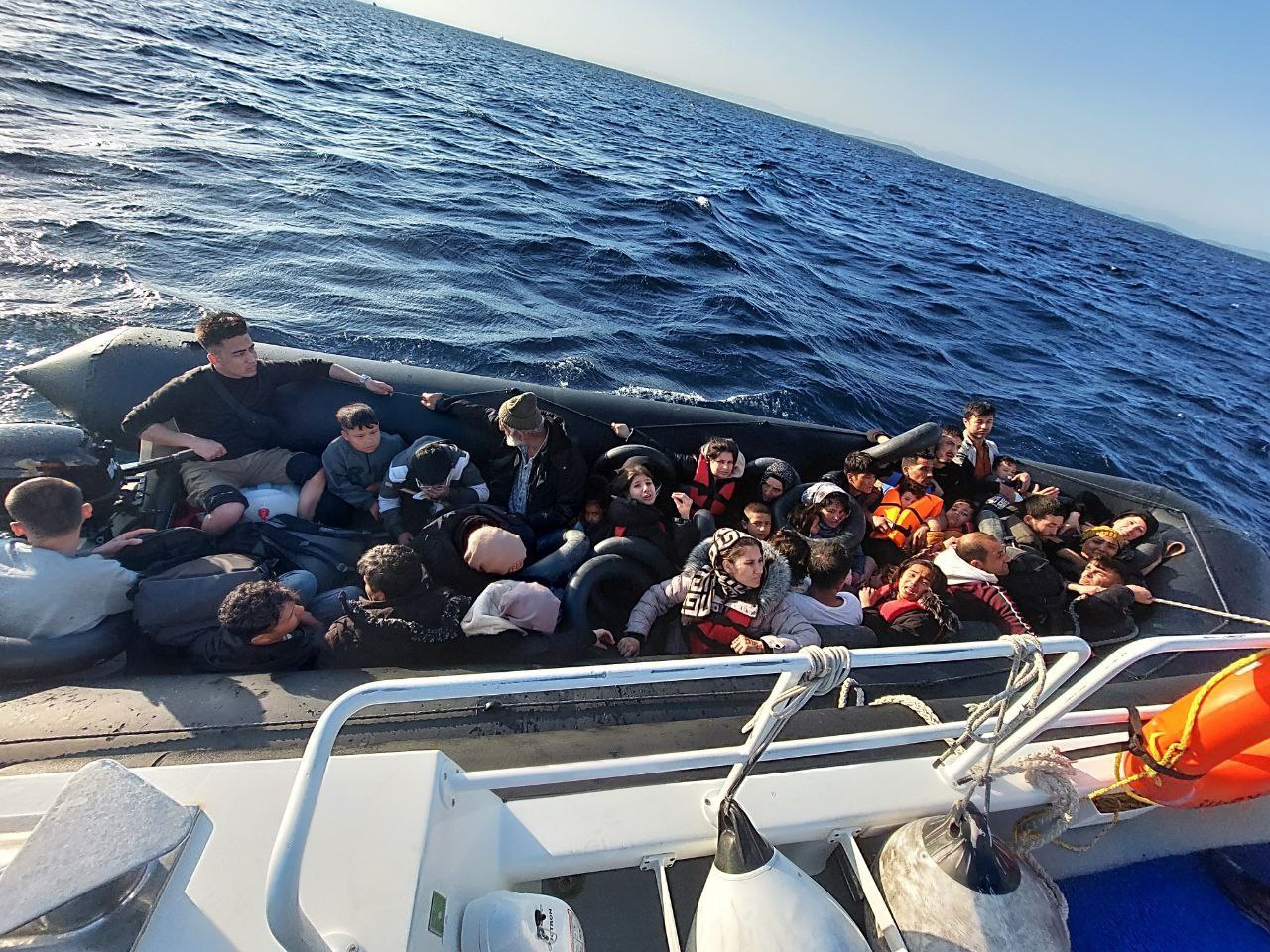 Ayvalık açıklarında 39 düzensiz göçmen yakalandı