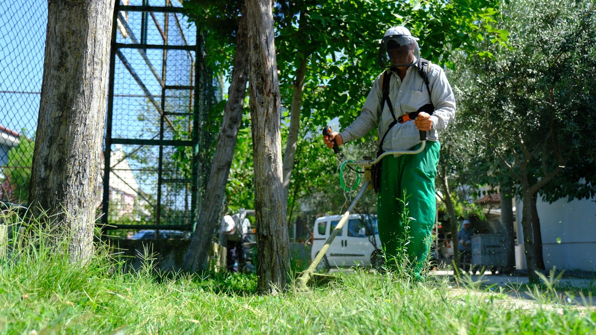 Altıeylül'de havaların ısınmasıyla birlikte park ve bahçelerde bakım çalışmaları hızlandı