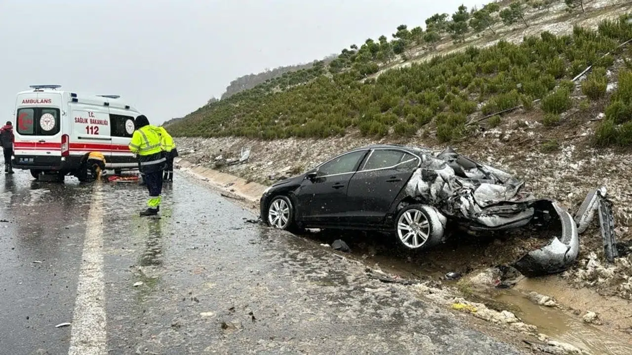 Balıkesir'deki zincirleme kazada 4 kişi yaralandı