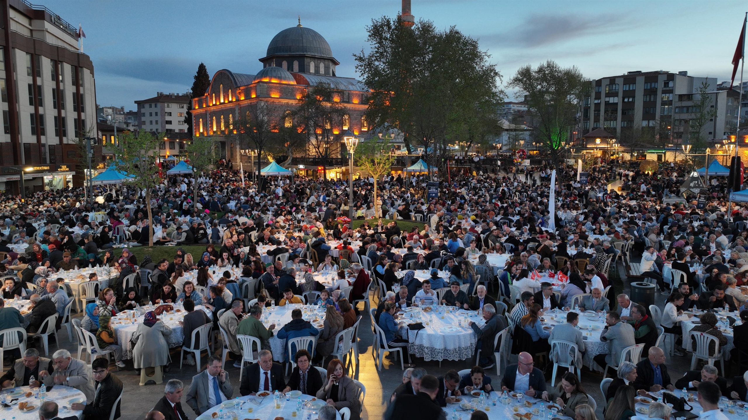 Balıkesirliler, Kadir Gecesi'nde Ahmet Akın ile iftarda buluştu