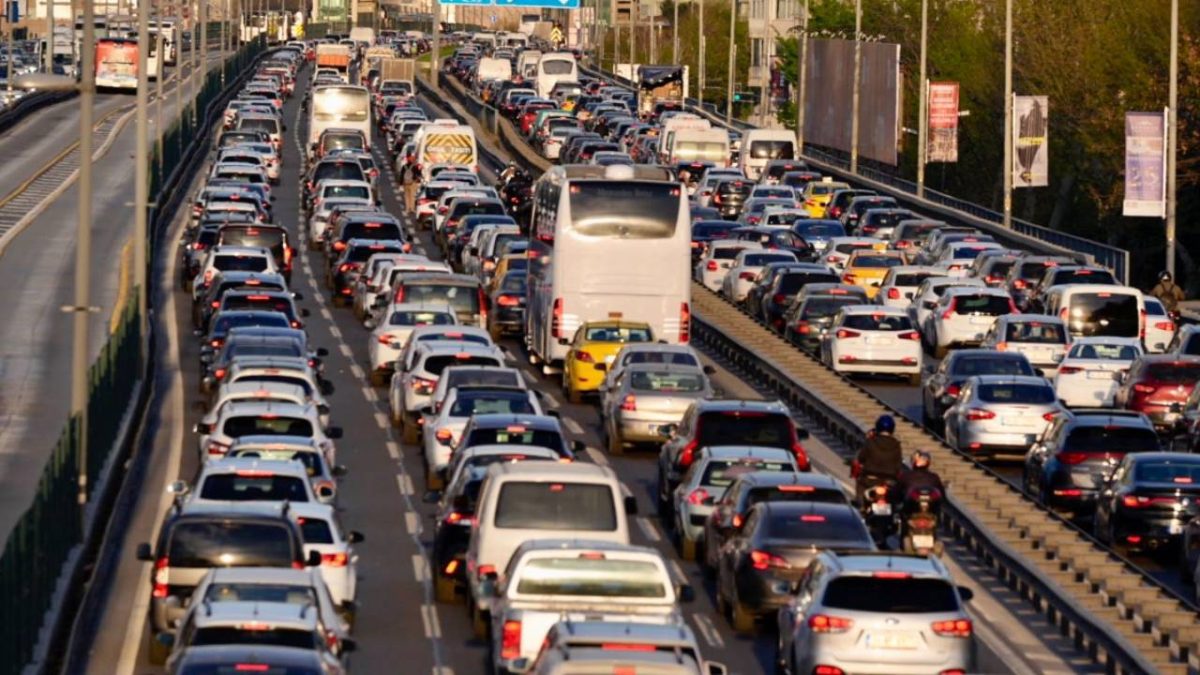 Yollarda bayram yoğunluğu: Trafikte uzun kuyruklar oluştu