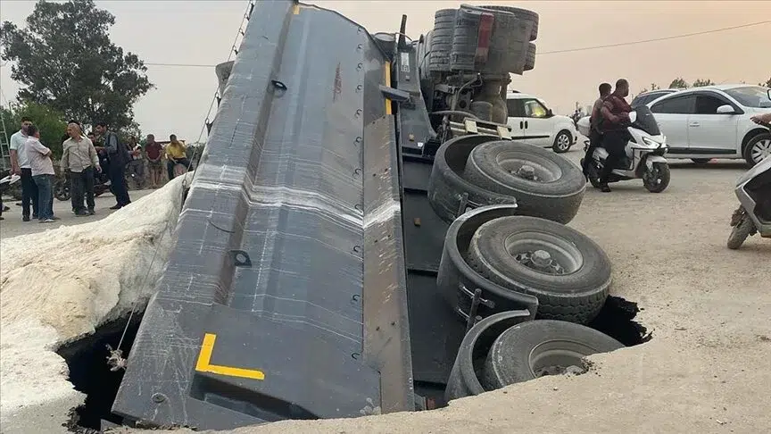 Kum yüklü tır yolda oluşan çukura düştü!