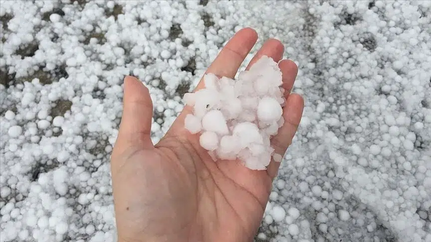 Bandırma'da sabah saatlerinde şiddetli rüzgar ve dolu yağışı!