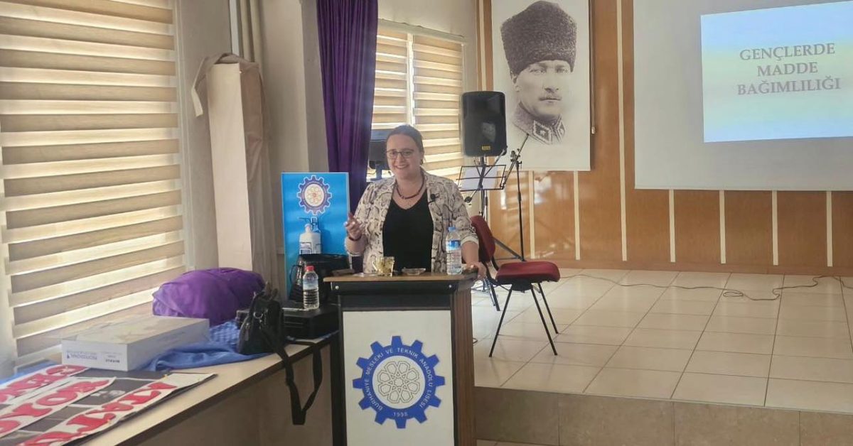 Burhaniye Belediyesi'nden 'Bağımlılıkla Mücadele' semineri