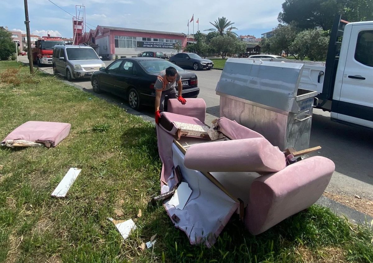 Ayvalık Belediyesi, kent genelinde çöp konteynerlerinin yanına terkedilen eski mobilyalar konusunda vatandaşları uyardı.