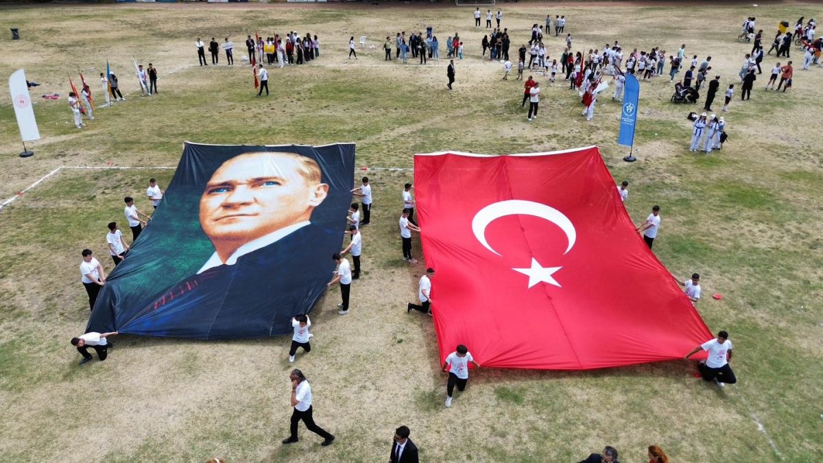 Burhaniye'de 19 Mayıs büyük bir coşkuyla kutlandı