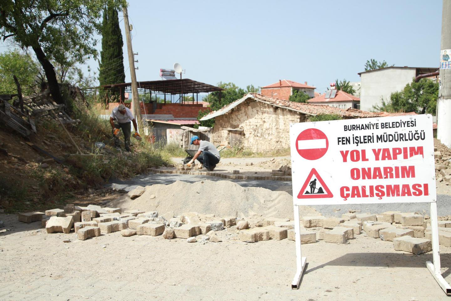 Burhaniye'de yol yapım ve onarım çalışmaları devam ediyor