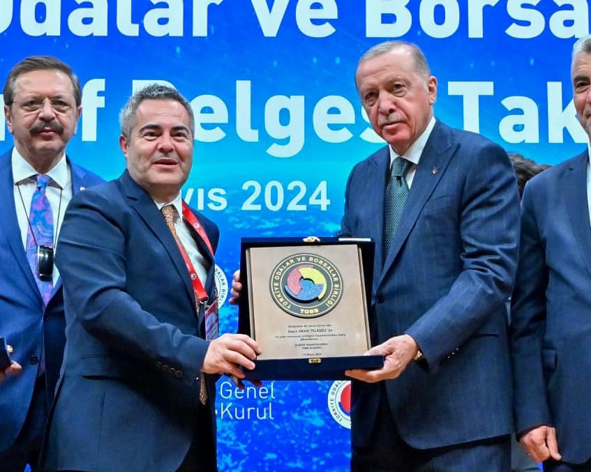 Okan Telaşeli, Hizmet Şeref Belgesi'ni Cumhurbaşkanı Erdoğan'dan aldı