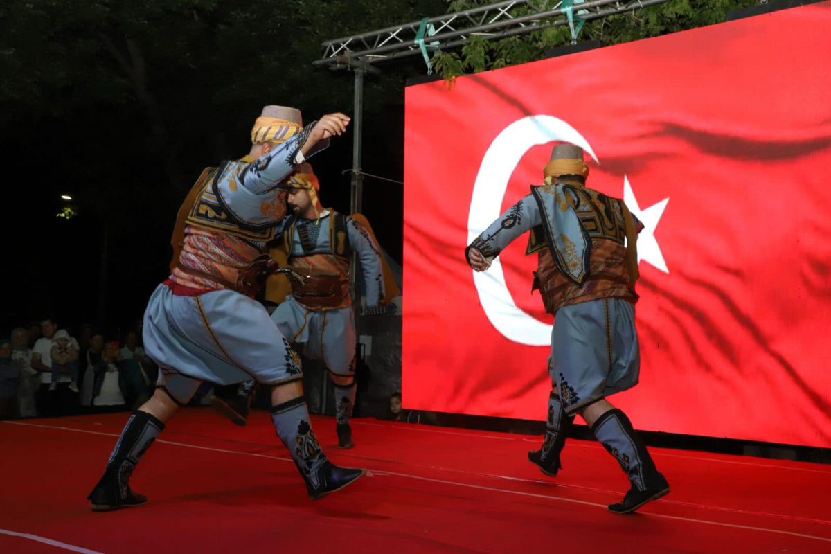 Gönen'de Halk Oyunları Gecesi: Geleneksel Kültür Sahneye Taşındı