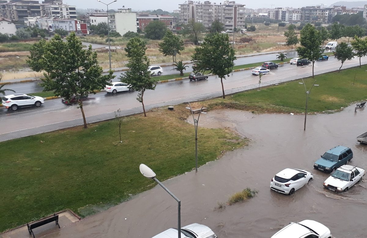Edremit’te şiddetli yağış su baskınlarına sebep oldu!