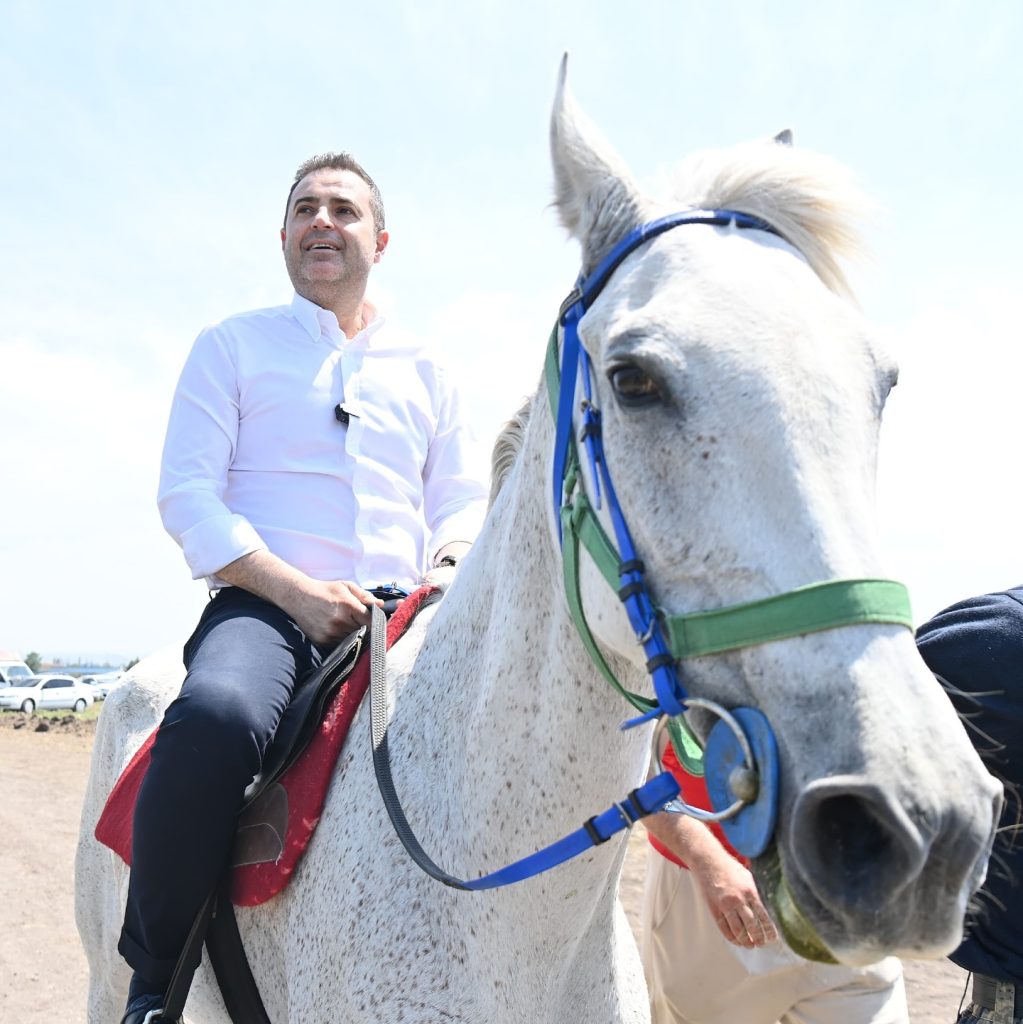 Ahmet Akın, Halalca mahallesinde düzenlenen 'At Yarışlarına' katıldı