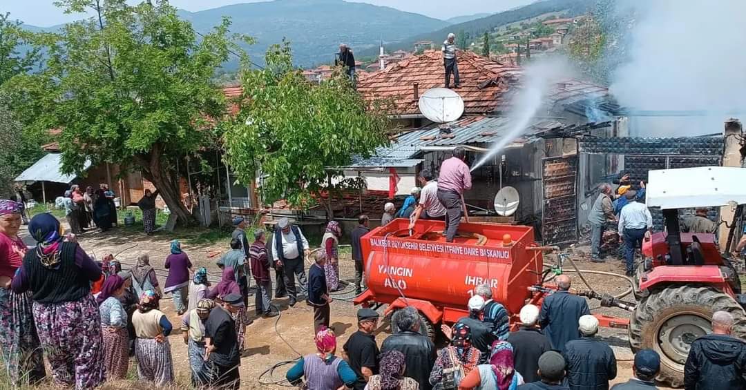 Sındırgı'da garajdaki otomobil alev aldı!