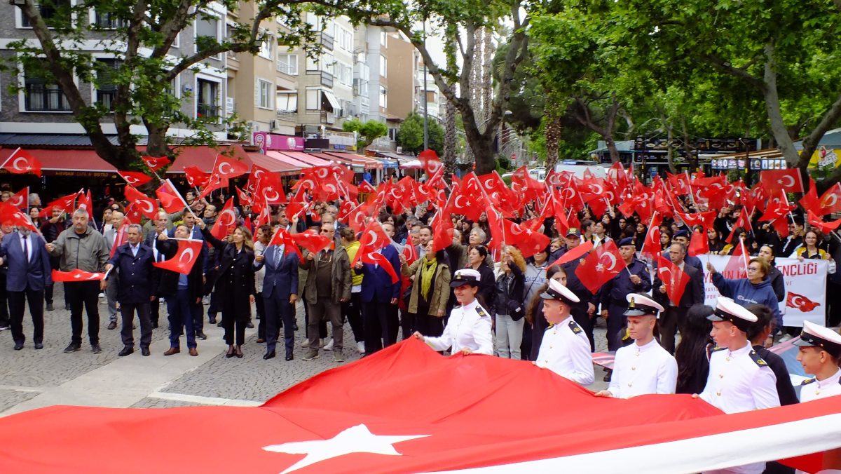 Erdek'te Gençlik Haftası yürüyüşle başladı