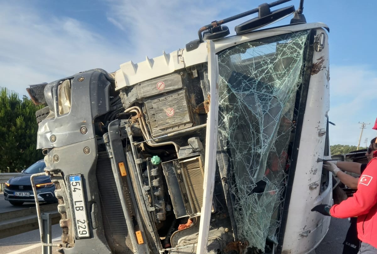 Burhaniye'de beton pompası kamyonu devrildi!