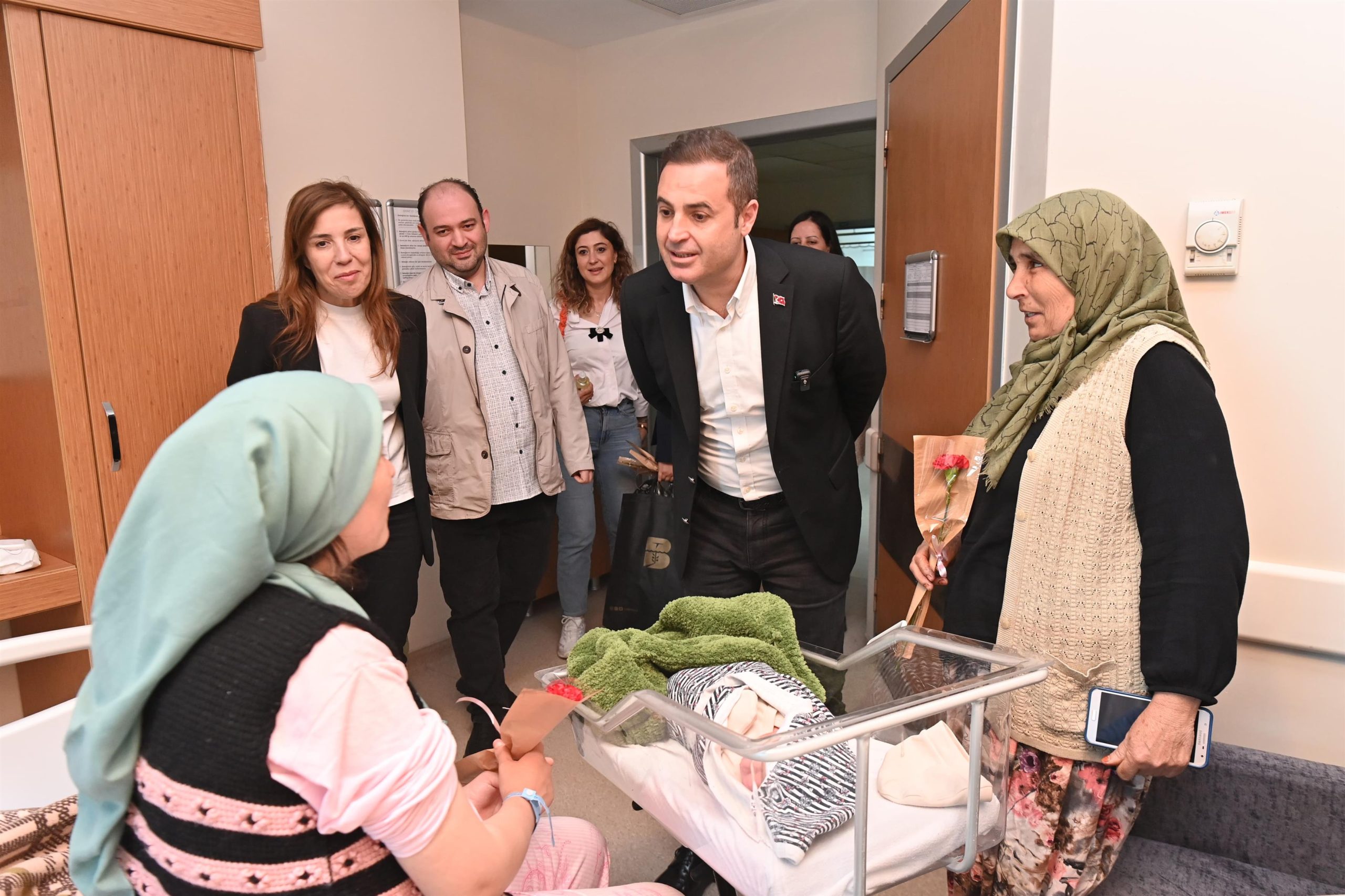 Ahmet Akın hem annelerin hem de hemşirelerin gününü kutladı