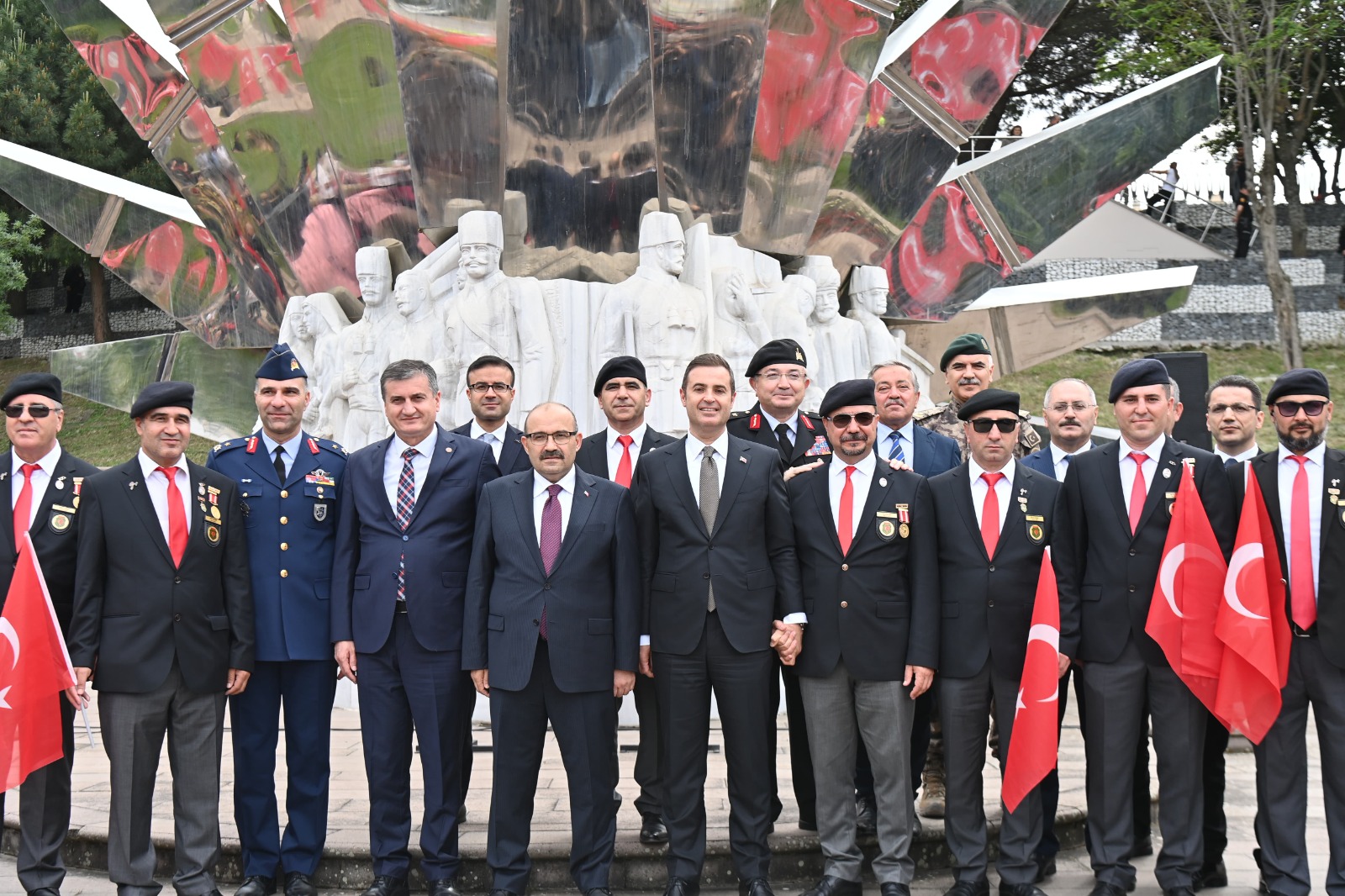 Kuvayı Milliye Günü kapsamında düzenlenen kutlama programlarına katılan Büyükşehir Belediye Başkanı Ahmet Akın bir konuşma yaptı.