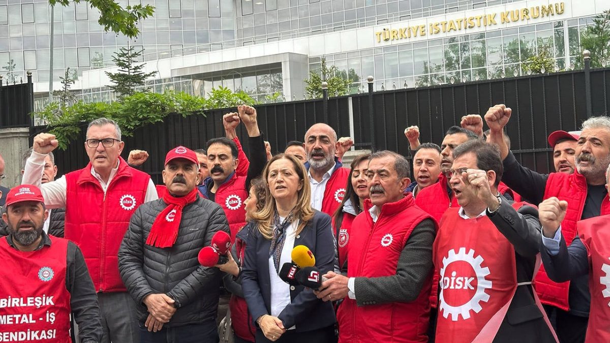 DİSK, TÜİK önünden seslendi: Yargı kararlarına uy, gerçeği açıkla