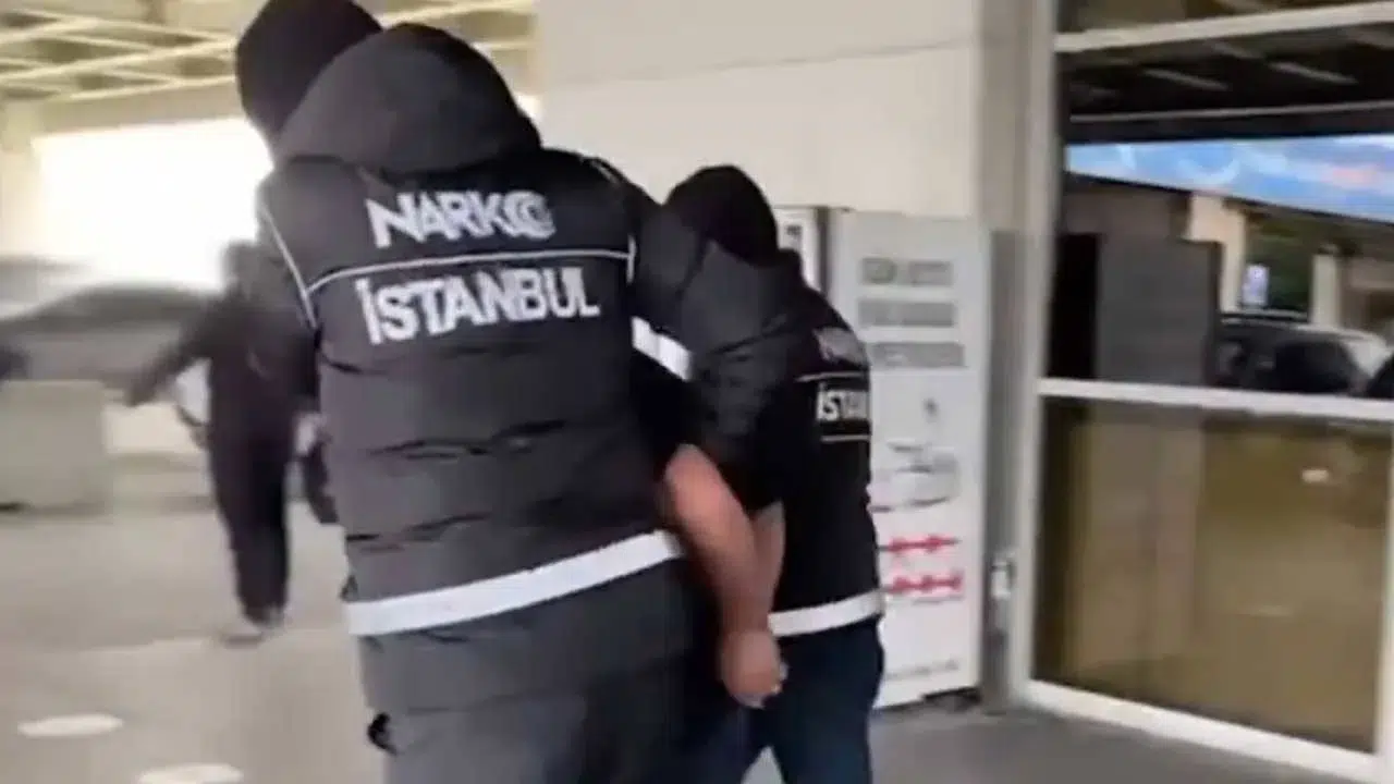 Interpol'ün kırmızı bültenle aradığı 2 isim İstanbul'da yakalandı