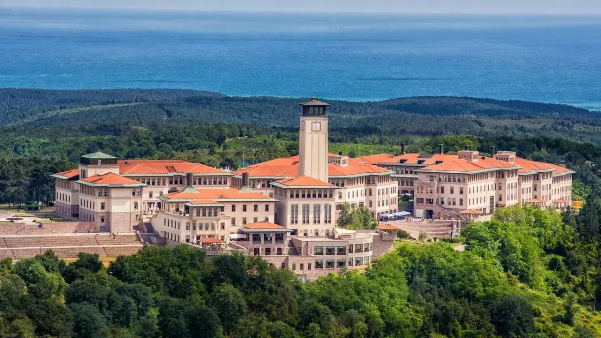 Koç Üniversitesi, Avrupa'daki prestijli İşletme Okulları Etki Sistemi (BSIS) listesine giren ilk Türk üniversitesi oldu.