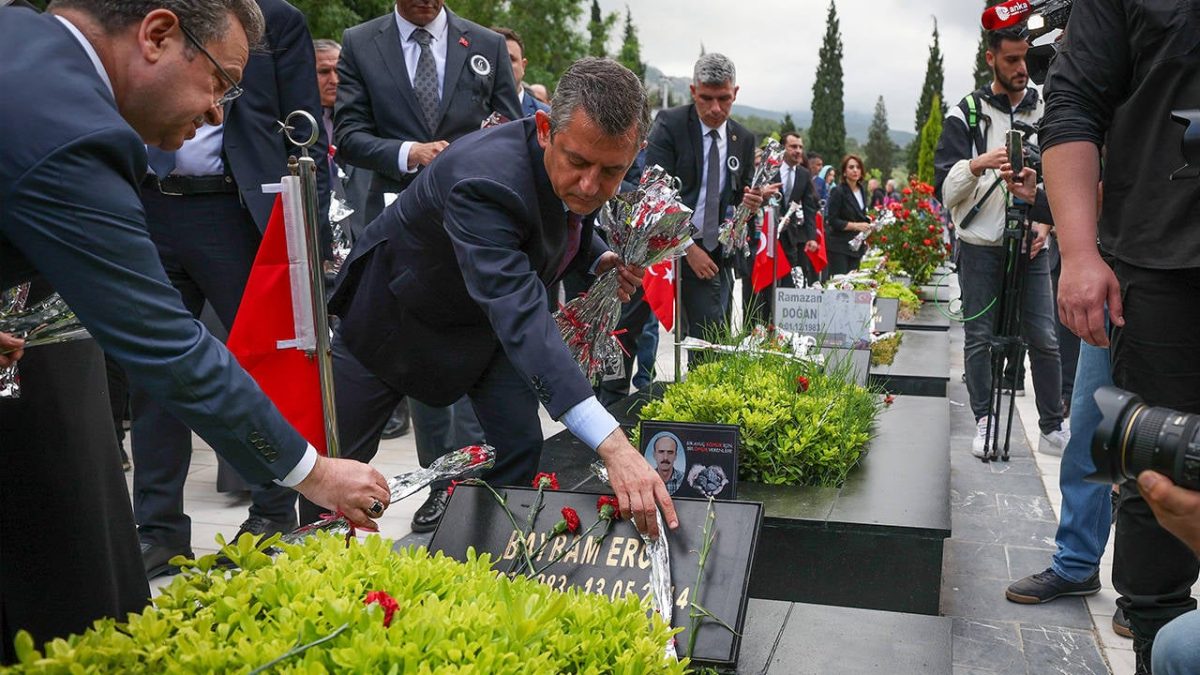 Özgür Özel, Soma Maden Şehitliği’ni ziyaret etti