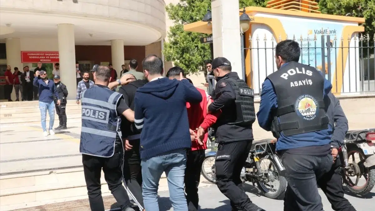 Balıkesir ve Mersin'de yasa dışı bahis operasyonunda 11 zanlı yakalandı