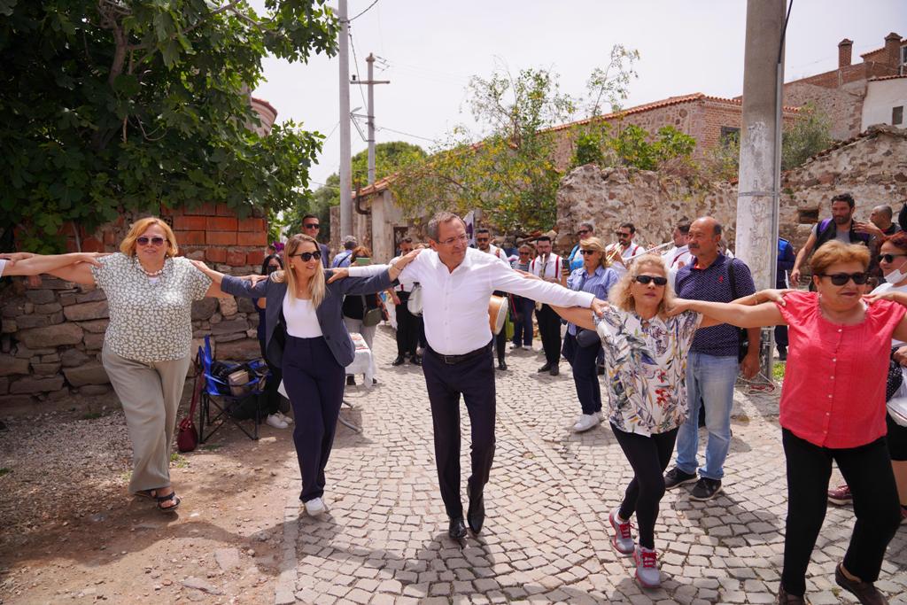 Ayvalık, Teferic ve Balkan renkleriyle şenlendi