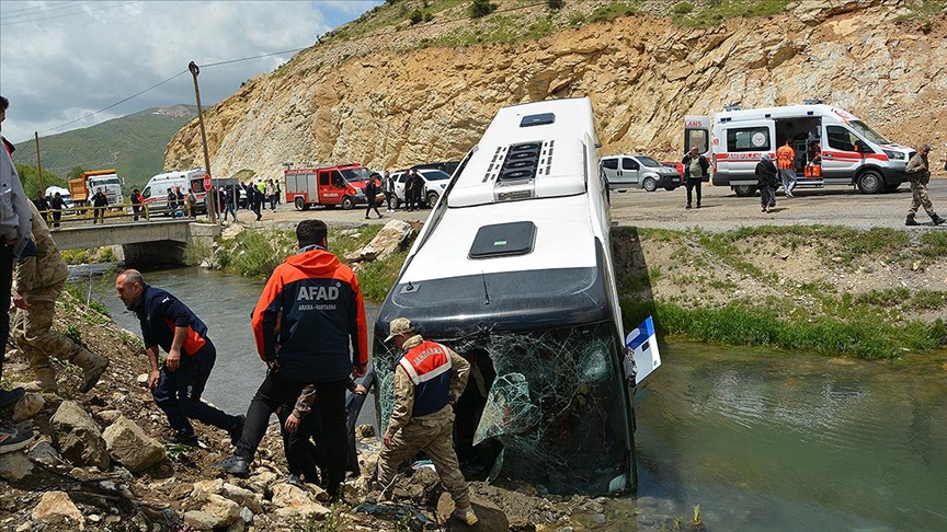 Yolcu otobüsü dereye düştü! 7 yaralı!