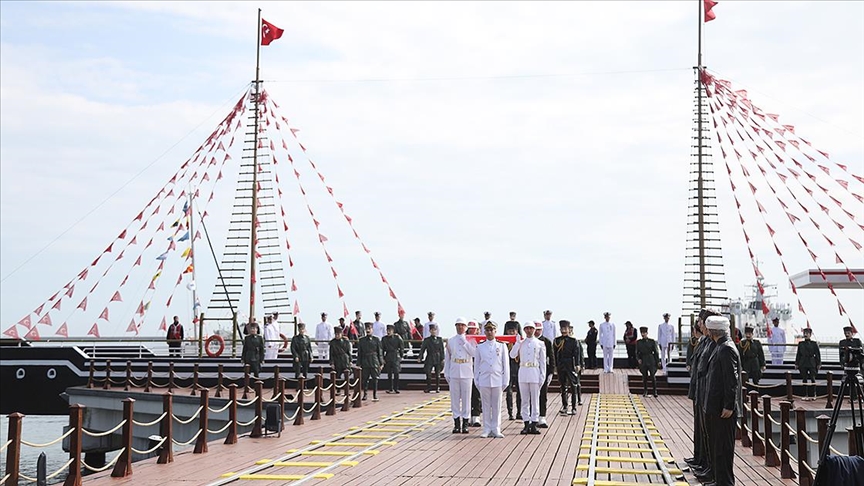 Atatürk'ü temsil eden bayrak Samsun'da karaya çıkarıldı