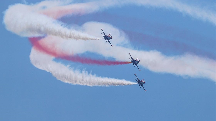 Türk Yıldızları ve HÜRJET, EFES-2024 Tatbikatı kapsamında gösteri uçuşu yaptı