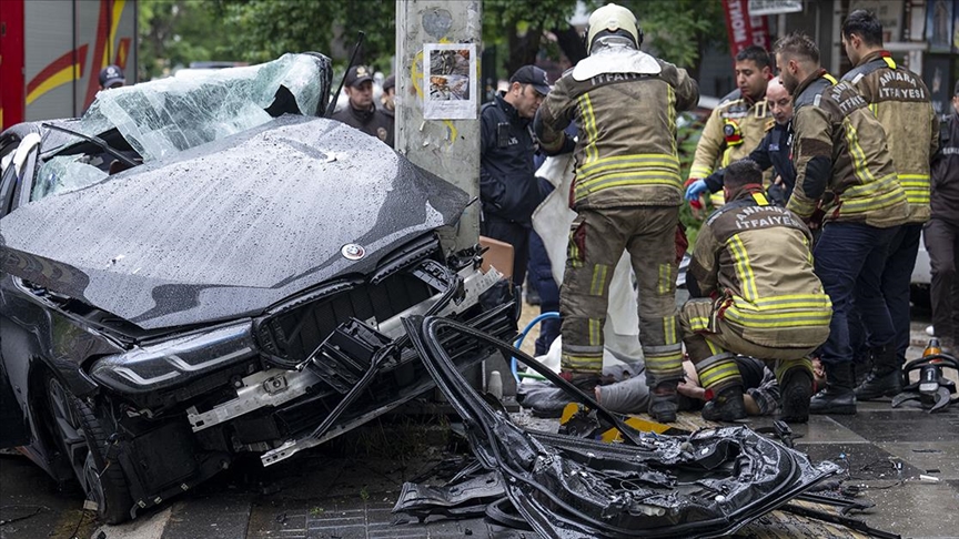 Trafik levhası direğine çarpan otomobildeki 1 kişi öldü, 4 kişi yaralandı