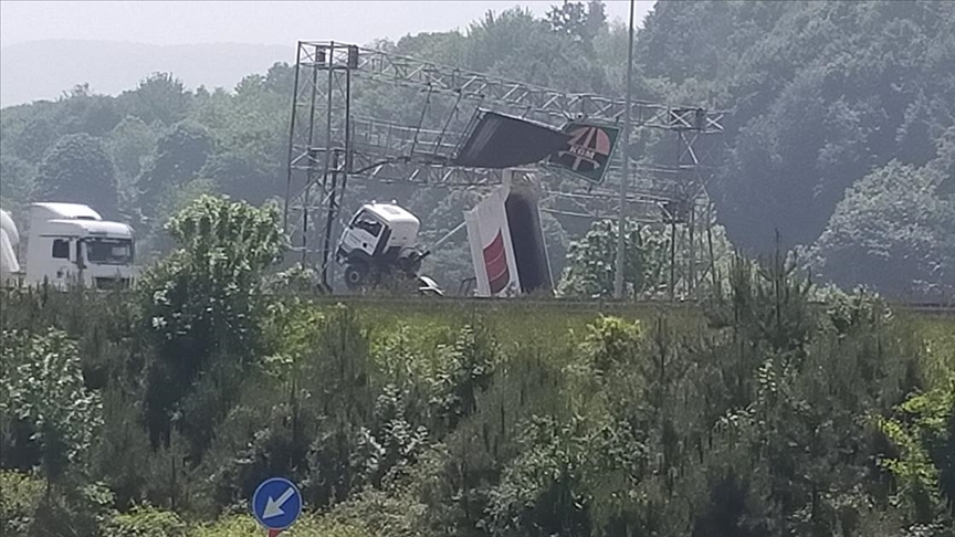 Kamyonun açık kalan damperi uyarı levhasına çarptı