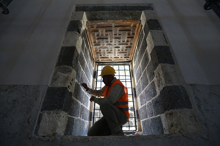 Restorasyonu süren tarihi cami çalınan çinilerine 20 yıl sonra kavuşuyor