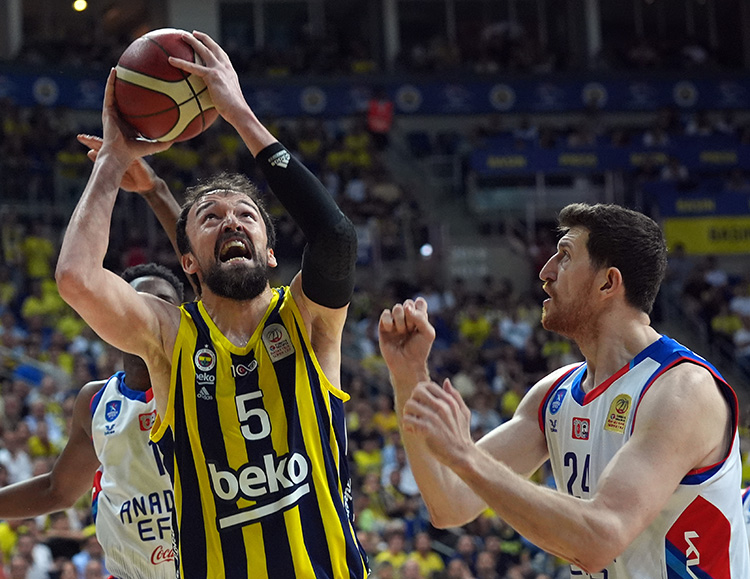 Anadolu Efes seride durumu 2-1'e getirdi