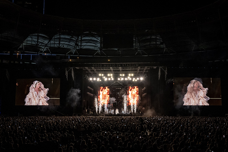 Ajda Pekkan Beşiktaş Tüpraş Stadyumu'nda konser verdi