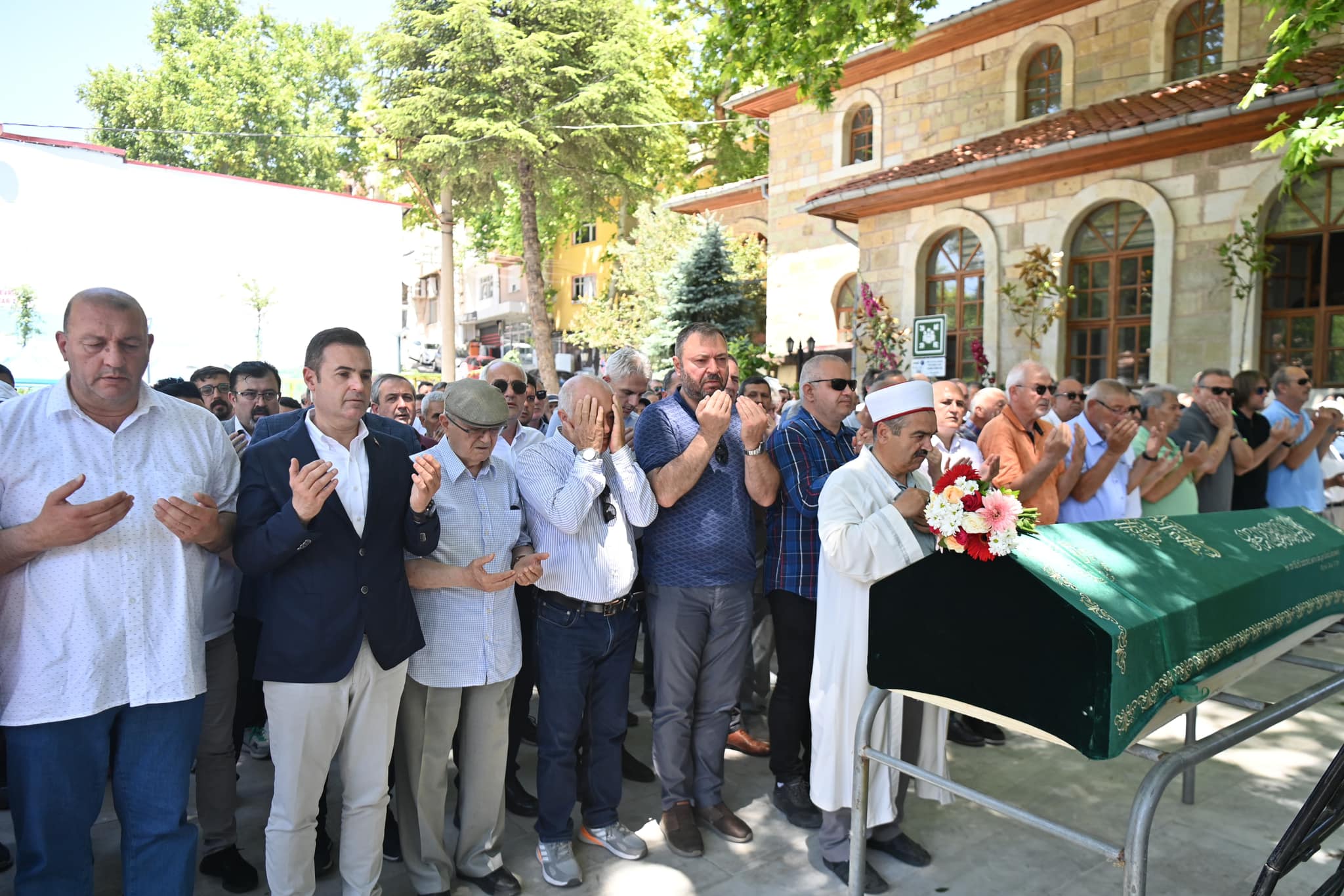 Ahmet Akın, Davut Uzuner'in annesi Nurten Uzuner'in cenazesine katıldı