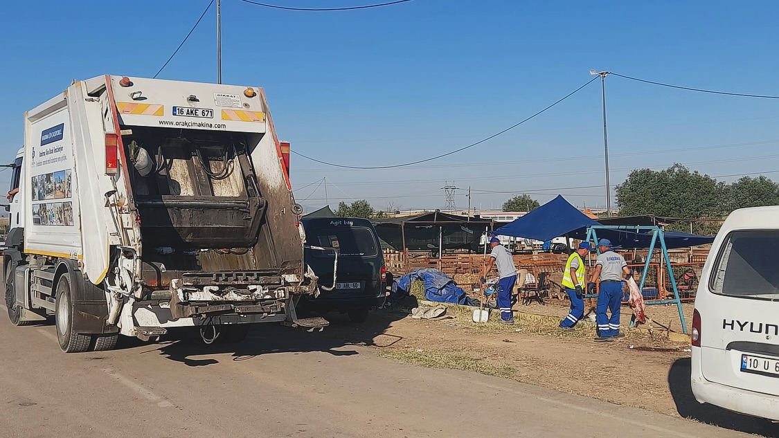 Bandırma Belediyesi, Kurban Bayramı sonrası temizlik çalışmalarını sürdürüyor