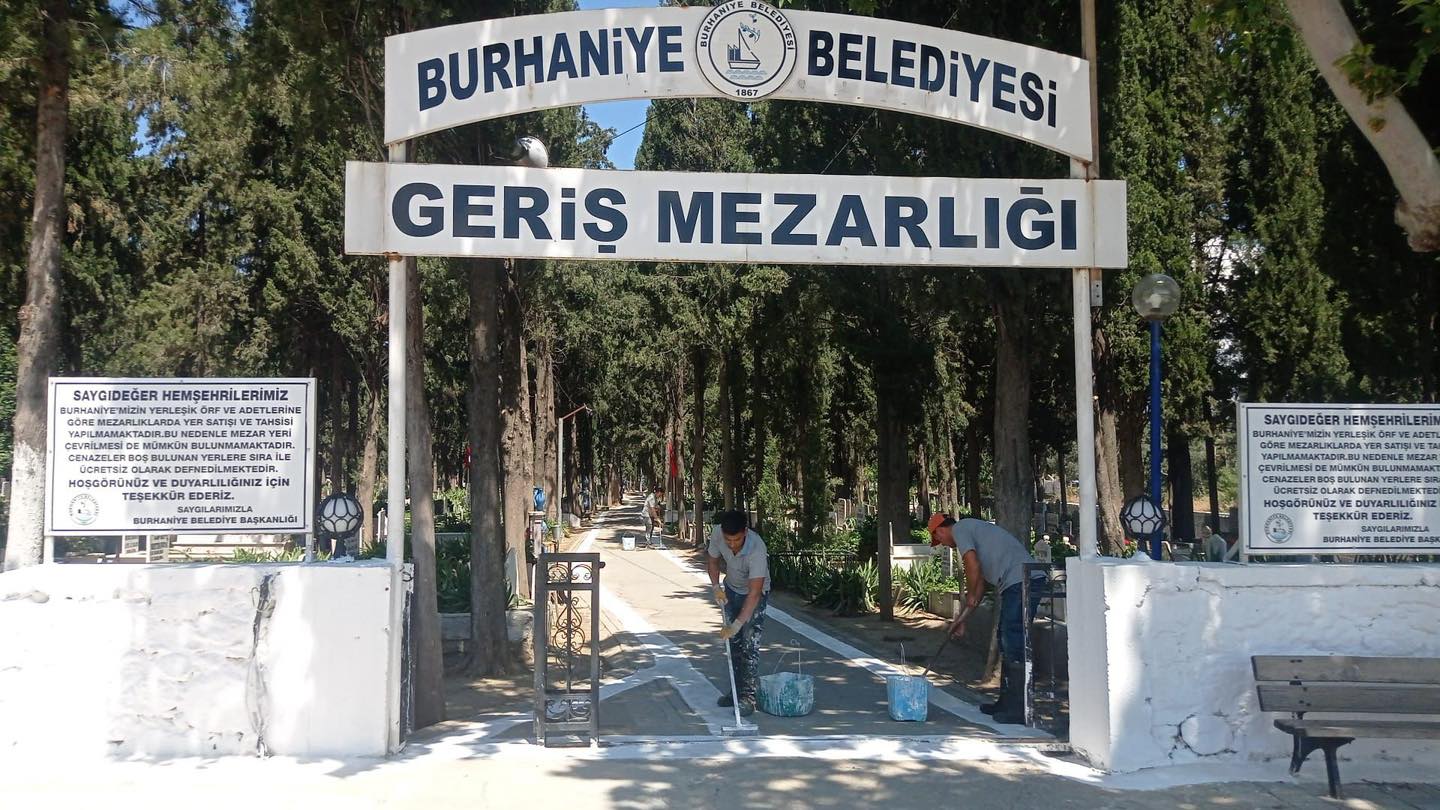 Burhaniye'de bayram öncesi mezarlıklar temizleniyor