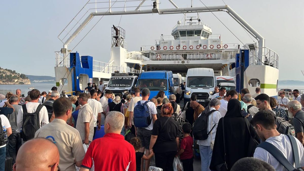 Balıkesir'in turistik ilçesi Erdek'te Kurban Bayramı tatili yoğunluğu yaşanıyor