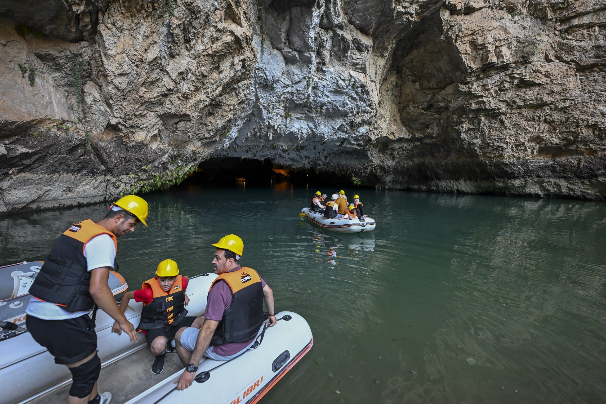 Turistlerin ilgi odağı Altınbeşik Mağarası