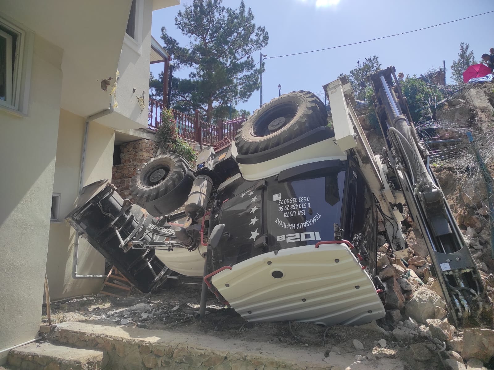 Balıkesir'de devrilen iş makinesinin altında kalan 11 yaşındaki çocuk öldü