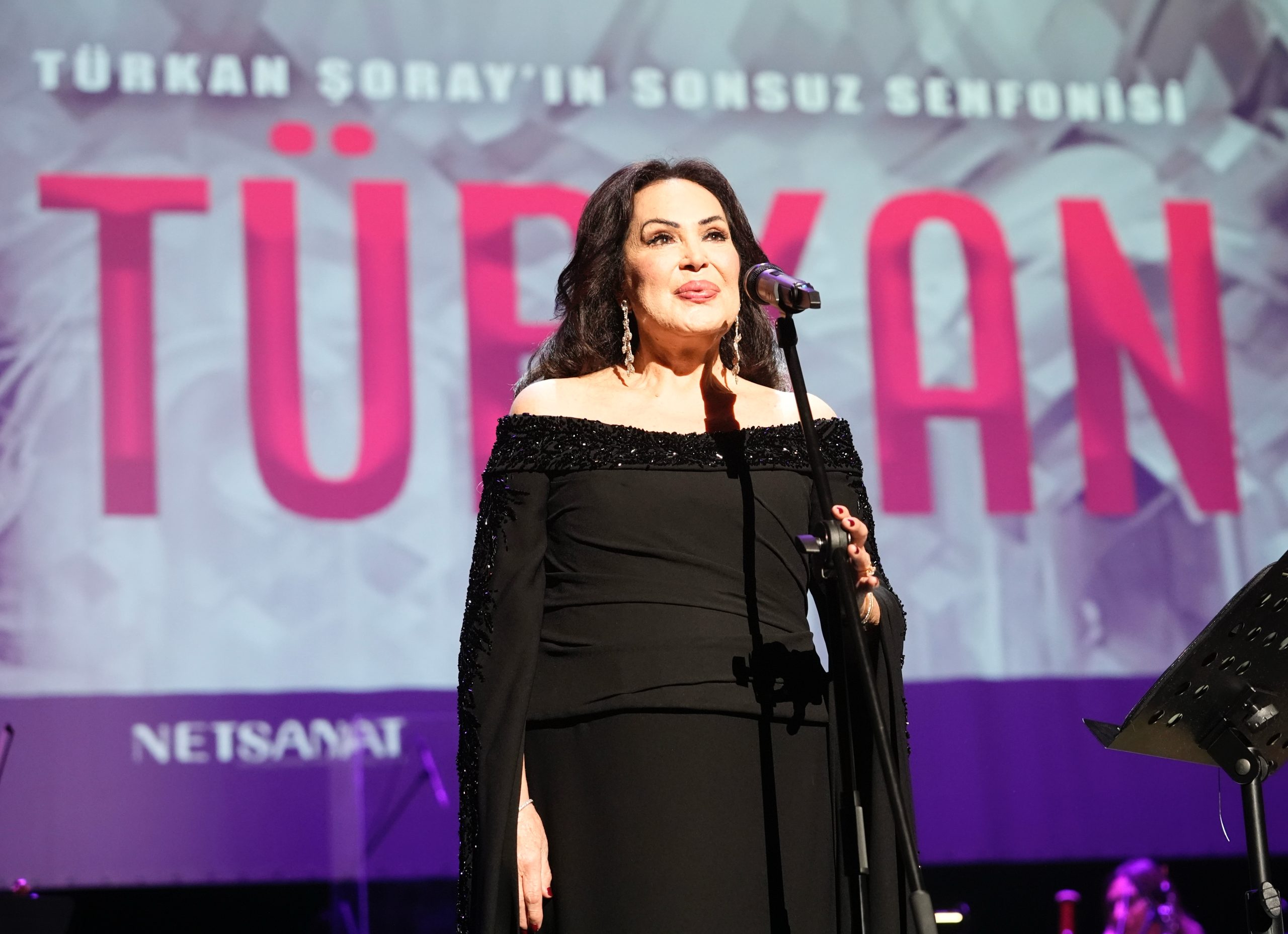 Türkan Şoray, "Türkan Şoray'ın Sonsuz Senfonisi"nde sahneye çıkıp şarkı söyledi