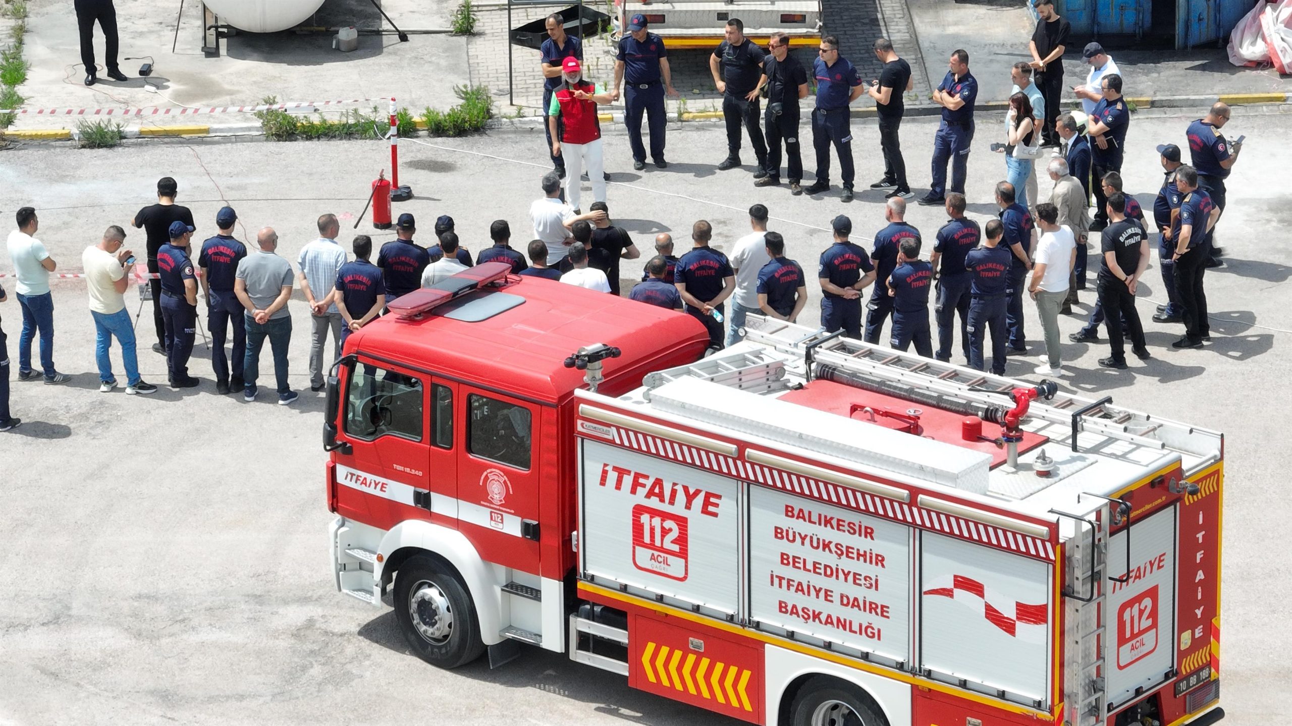 Balıkesir'de itfaiye ekiplerine "elektrikli araç yangınına müdahale eğitimi" verildi