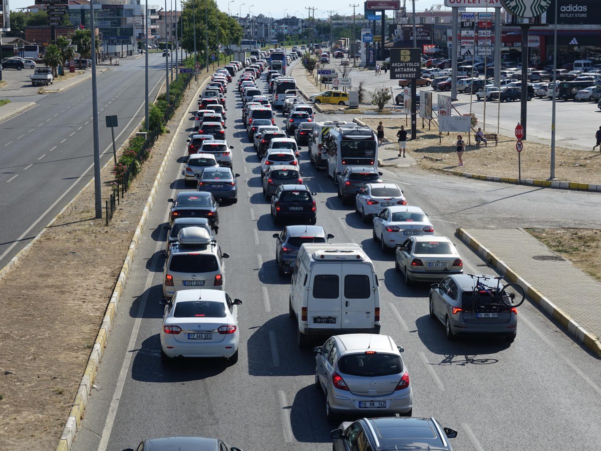 Edremit ve Ayvalık'ta tatil yoğunluğu yaşanıyor