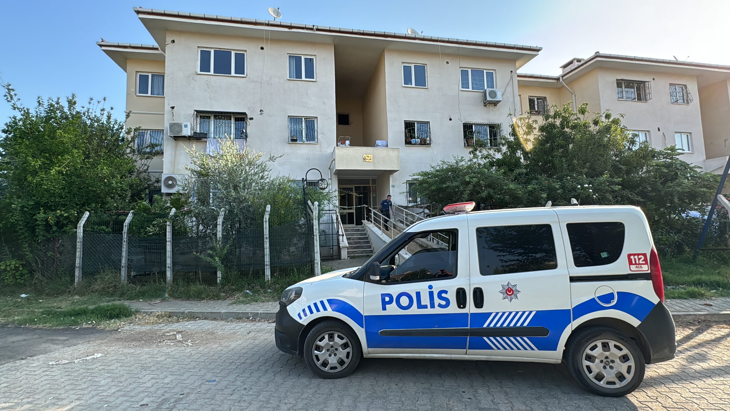 Adana'da apartmanda çıkan yangında anne ve oğlu öldü, baba yaralandı