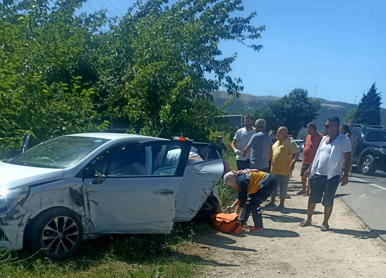 Erdek'te otomobil ile panelvan minibüsün çarpıştığı kazada 2 kişi yaralandı