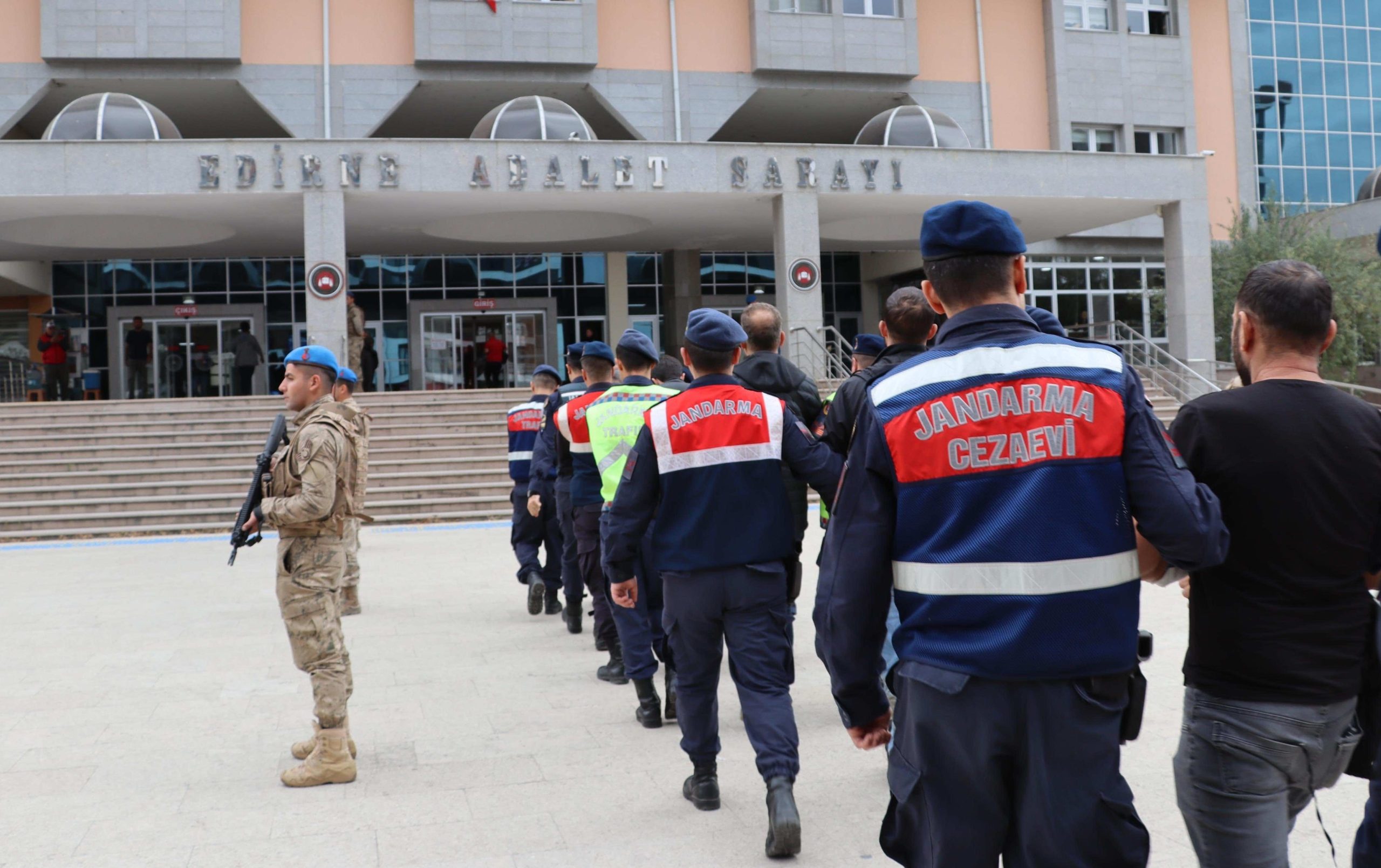 Yurt dışına kaçmaya çalışan 16 terör örgütü üyesi yakalandı