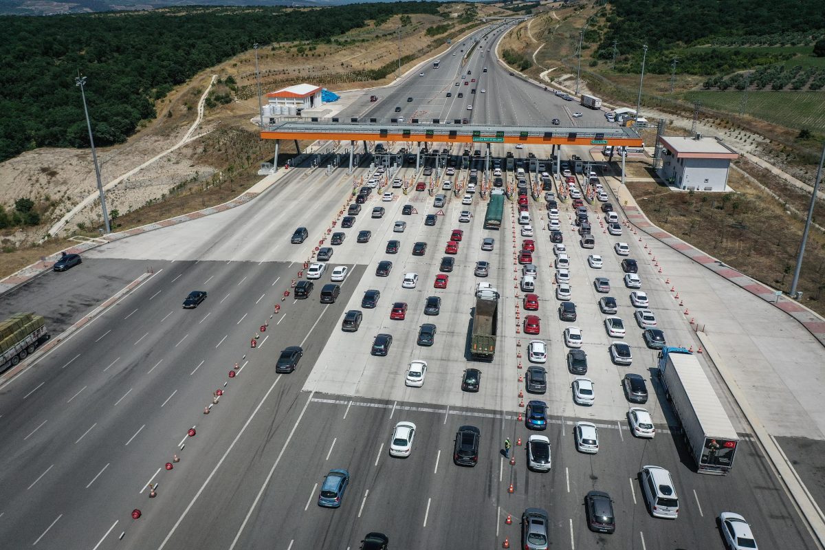 İstanbul-İzmir Otoyolu'nda tatilcilerin dönüş hareketliliği devam ediyor