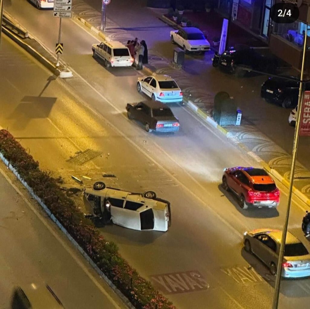 Balıkesir'in Karesi ilçesi Bandırma Caddesi'nde peş peşe meydana gelen trafik kazaları, halk arasında büyük tepkiye yol açtı.